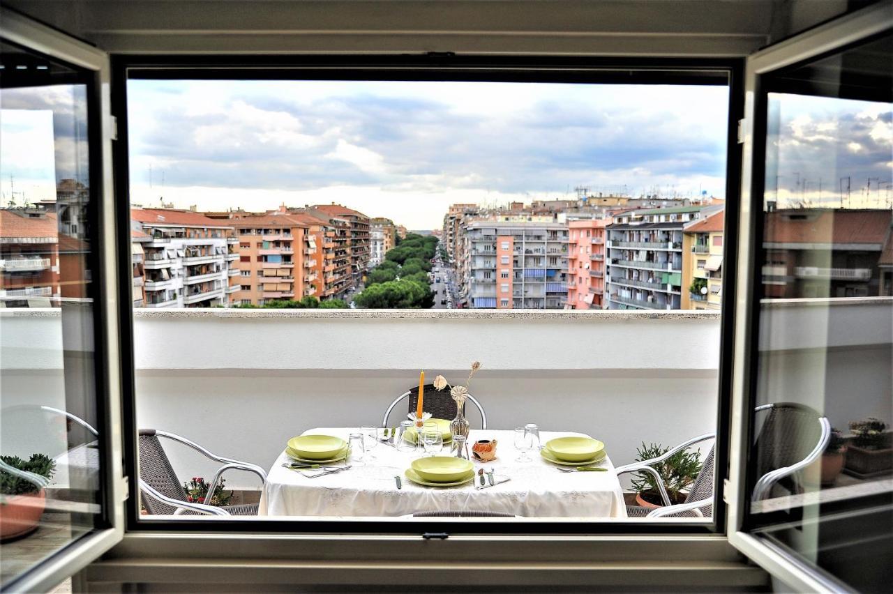 Appartement Attico Luminoso Terrazza Metro A Aria Cond Wifi